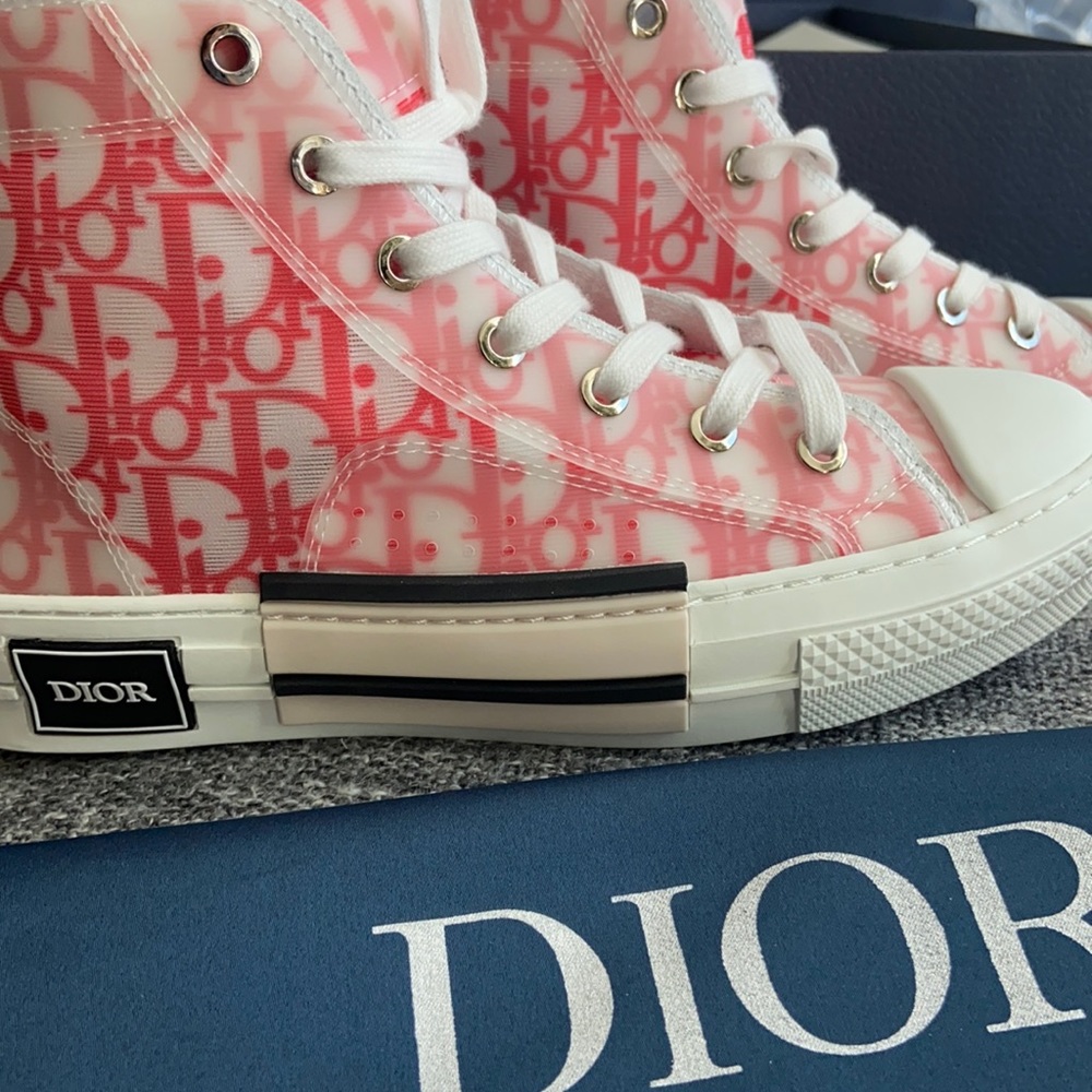 Brand new never worn Dior sneakers. Size 7.